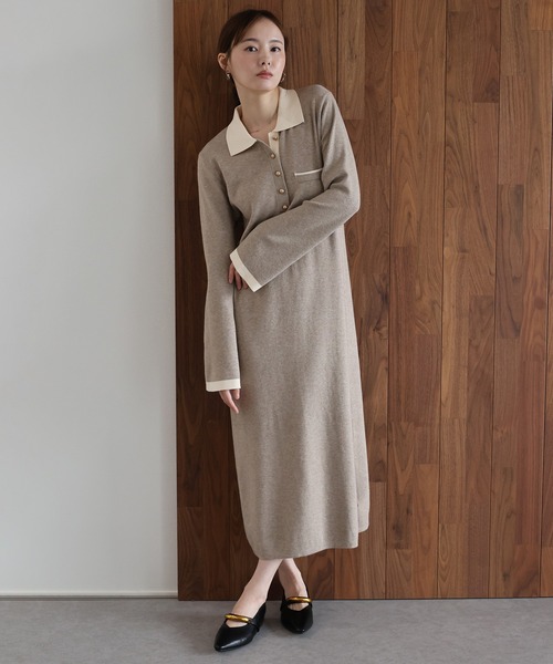 J by blue(ジェイバイブルー)の「ゴールドボタン配色ポロニットワンピース(ワンピース・レディース・グレイッシュベージュ/ブラック/ブラウン・MEDIUM)」の4枚目の写真