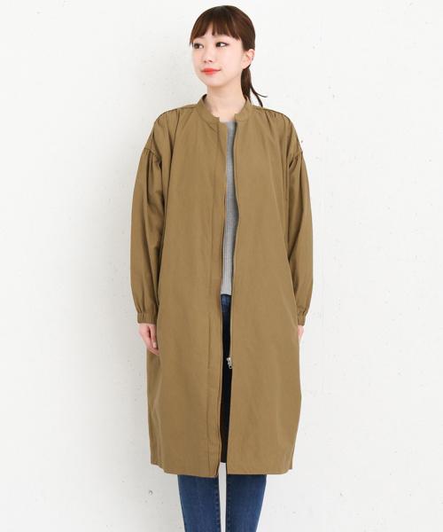 KBF+（ケービーエフプラス）の「KBF+ ギャザーロングブルゾン（その他アウター・レディース・カーキ/グレー系その他/マスタード・ONE）」の4枚目の写真