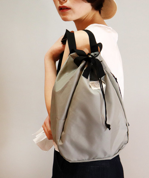 FREDRIK PACKERS(フレドリックパッカーズ)の「【FREDRIK PACKERS/フレドリックパッカーズ】-別注- 420D BLOOM PACK ナイロンバックパック/リュック(バックパック/リュック・レディース・チャコールグレー/ブラック/ベージュ/シルバー・FREE)」の2枚目の写真