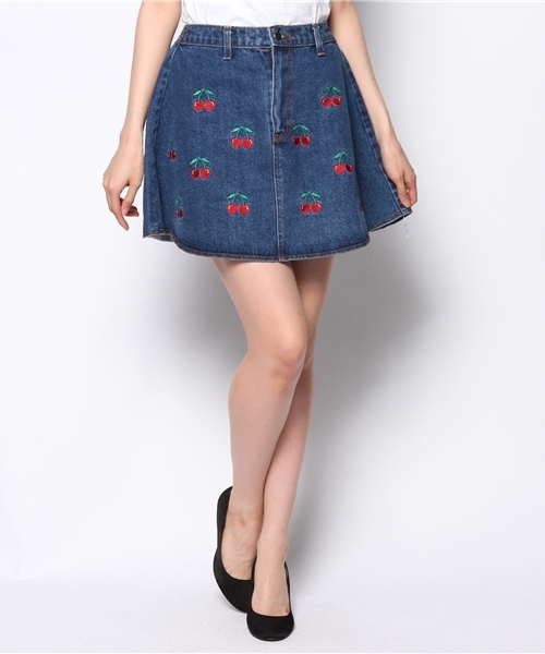 WEGO(ウィゴー)の「WEGO/デニムチェリー刺繍スカート(デニムスカート・レディース・インディゴブルー/ダークインディゴブルー・FREE)」の1枚目の写真