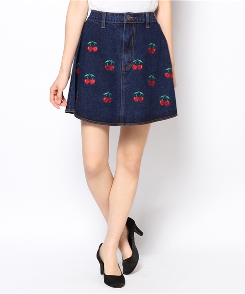 WEGO(ウィゴー)の「WEGO/デニムチェリー刺繍スカート(デニムスカート・レディース・インディゴブルー/ダークインディゴブルー・FREE)」の2枚目の写真