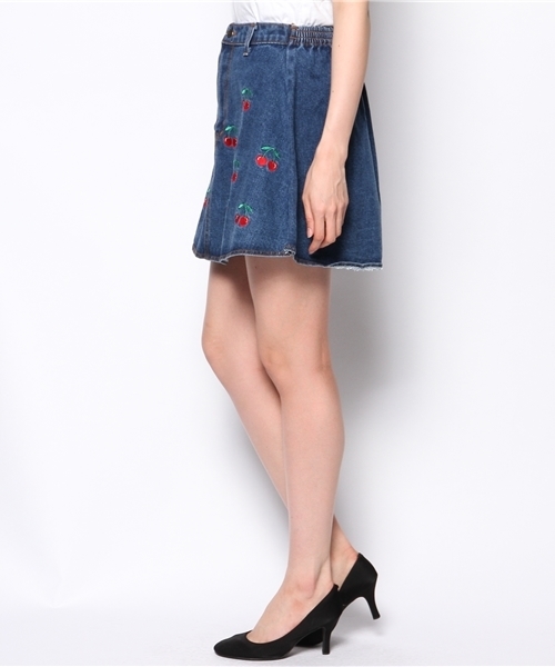 WEGO(ウィゴー)の「WEGO/デニムチェリー刺繍スカート(デニムスカート・レディース・インディゴブルー/ダークインディゴブルー・FREE)」の3枚目の写真