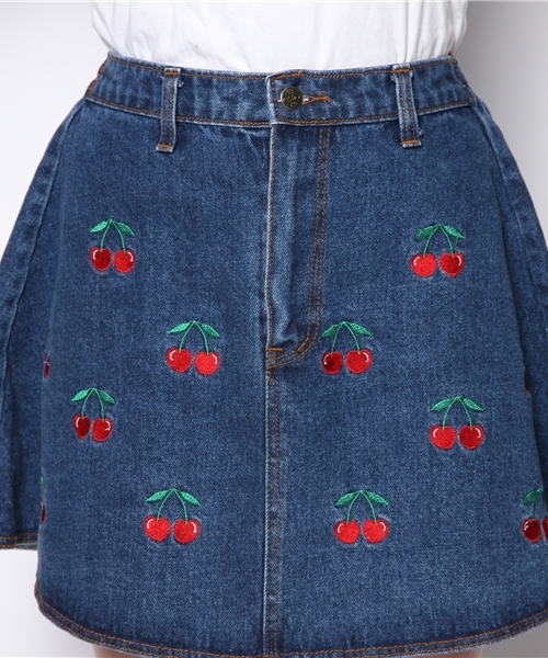 WEGO(ウィゴー)の「WEGO/デニムチェリー刺繍スカート(デニムスカート・レディース・インディゴブルー/ダークインディゴブルー・FREE)」の5枚目の写真