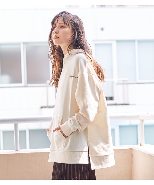 KANGOL EXTRA COMFORT（カンゴールエクストラコンフォート）の「【KANGOL EXTRA COMFORT(カンゴール　エクストラ　コンフォート)】ワイドスリットパーカー（パーカー・レディース・ブルーグレー/パープル/オフホワイト/ブラック/モカ/ベージュ/ブラウン/杢グレー/アイボリー/レンガ・LL/M/L）」の2枚目の写真