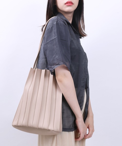 WC（ダブル シー）の「WC/プリーツトートバッグ（トートバッグ・レディース・アイボリー/ブラック・FREE）」の2枚目の写真