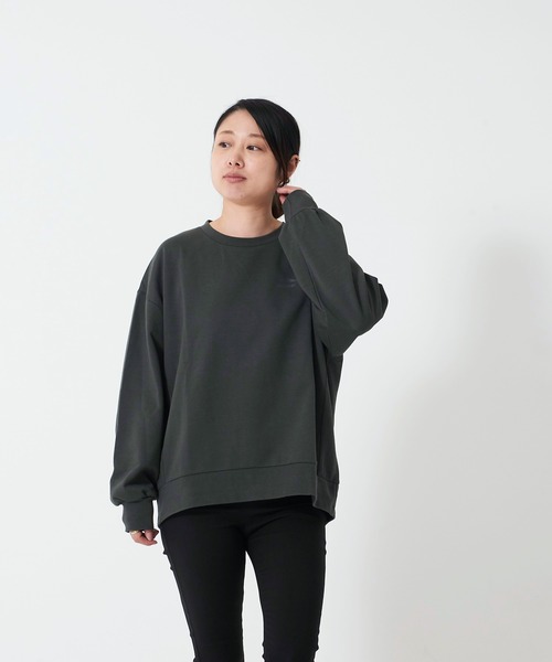 OUTDOOR PRODUCTS APPAREL(アウトドアプロダクツアパレル)の「防シワポンチロゴスウェット/トレーナー UVカット 同色ワンポイントブランドロゴ 前後差 ややゆったりしたサイズ(スウェット・レディース・ブルー系その他/アイボリー/チャコールグレー・FREE)」の3枚目の写真