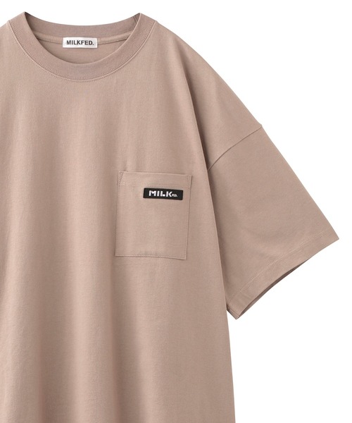 MILKFED.（ミルクフェド）の「BAR WAPPEN POCKET BIG S/S TEE / ビッグシルエット 半袖Tシャツ（Tシャツ/カットソー・レディース・ブラック/ベージュ/ライトグリーン/ライトグレー/ホワイト/レッド/A/パープル/オリーブ・ONE SIZE）」の4枚目の写真