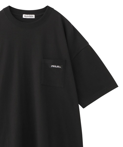 MILKFED.（ミルクフェド）の「BAR WAPPEN POCKET BIG S/S TEE / ビッグシルエット 半袖Tシャツ（Tシャツ/カットソー・レディース・ブラック/ベージュ/ライトグリーン/ライトグレー/ホワイト/レッド/A/パープル/オリーブ・ONE SIZE）」の3枚目の写真