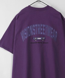 VISION STREET WEAR（ヴィジョンストリートウェア）の「【VISION STREET  WEAR/ヴィジョンストリートウェア】サテンカレッジロゴ ワッペンTシャツ（Tシャツ/カットソー・メンズ）」