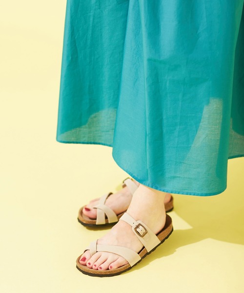 penta（ペンタ）の「PENTA/別注バックル付フラットサンダル（サンダル・レディース・カーキ/ブラック/オフホワイト/オレンジ・37/38/36）」の2枚目の写真