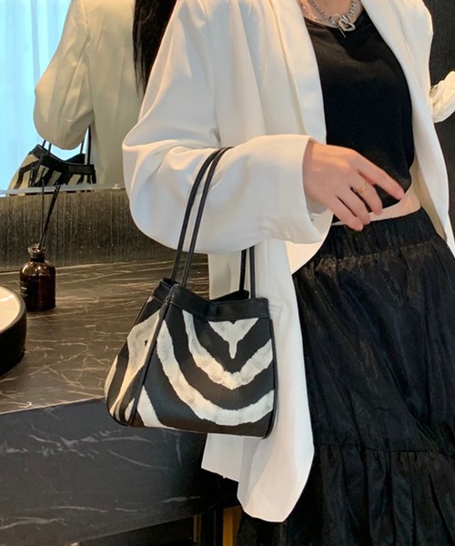 LA VORAGINE（ラ ヴォラジネ）の「アニマル柄スクエアハンドバッグ（ハンドバッグ・レディース・A・FREE）」の6枚目の写真