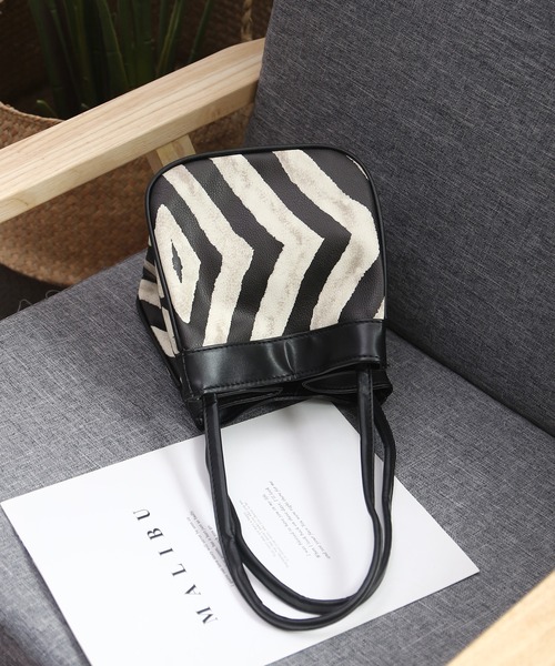 LA VORAGINE（ラ ヴォラジネ）の「アニマル柄スクエアハンドバッグ（ハンドバッグ・レディース・A・FREE）」の14枚目の写真