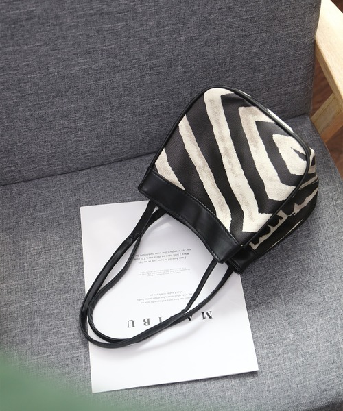 LA VORAGINE（ラ ヴォラジネ）の「アニマル柄スクエアハンドバッグ（ハンドバッグ・レディース・A・FREE）」の10枚目の写真