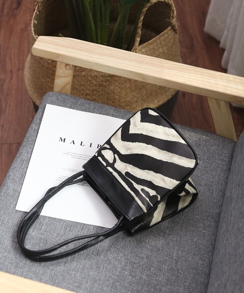 LA VORAGINE（ラ ヴォラジネ）の「アニマル柄スクエアハンドバッグ（ハンドバッグ・レディース・A・FREE）」の8枚目の写真