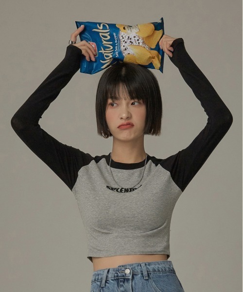 chuu(チュー)の「CHUU インディクロップロングTシャツ(Tシャツ/カットソー・レディース・ブラック/イエロー・FREE)」の2枚目の写真