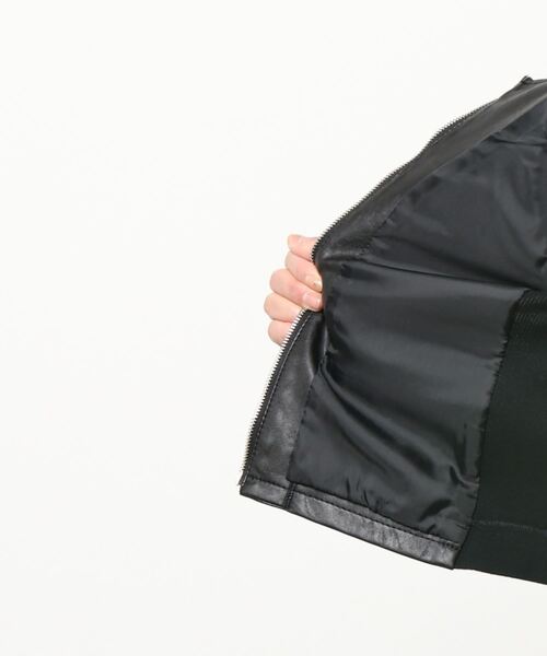 M.deux（エムドゥ）の「フェイクレザーノーカラージャケット（ライダースジャケット・レディース・ブラック/ブラック×ホワイト・MEDIUM）」の5枚目の写真