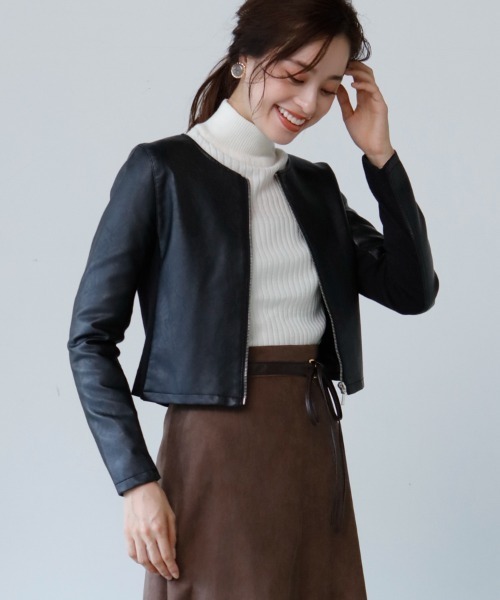 M.deux（エムドゥ）の「フェイクレザーノーカラージャケット（ライダースジャケット・レディース・ブラック/ブラック×ホワイト・MEDIUM）」の2枚目の写真