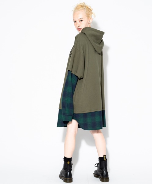 Candy Stripper（キャンディストリッパー）の「LOGO LAYERED HOODIE（パーカー・レディース・ブラック/チャコールグレー/カーキ・2）」の22枚目の写真