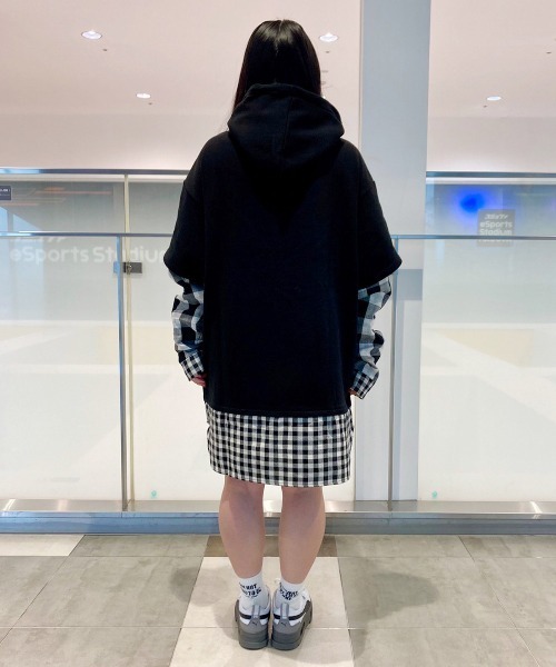 Candy Stripper（キャンディストリッパー）の「LOGO LAYERED HOODIE（パーカー・レディース・ブラック/チャコールグレー/カーキ・2）」の5枚目の写真