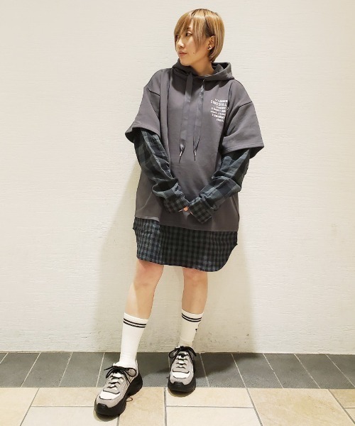 Candy Stripper（キャンディストリッパー）の「LOGO LAYERED HOODIE（パーカー・レディース・ブラック/チャコールグレー/カーキ・2）」の8枚目の写真