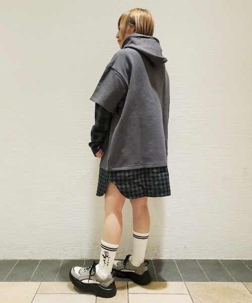 Candy Stripper（キャンディストリッパー）の「LOGO LAYERED HOODIE（パーカー・レディース・ブラック/チャコールグレー/カーキ・2）」の10枚目の写真