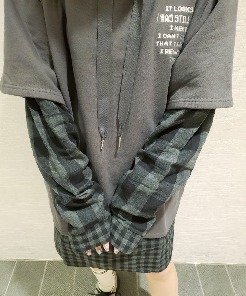 Candy Stripper（キャンディストリッパー）の「LOGO LAYERED HOODIE（パーカー・レディース・ブラック/チャコールグレー/カーキ・2）」の14枚目の写真