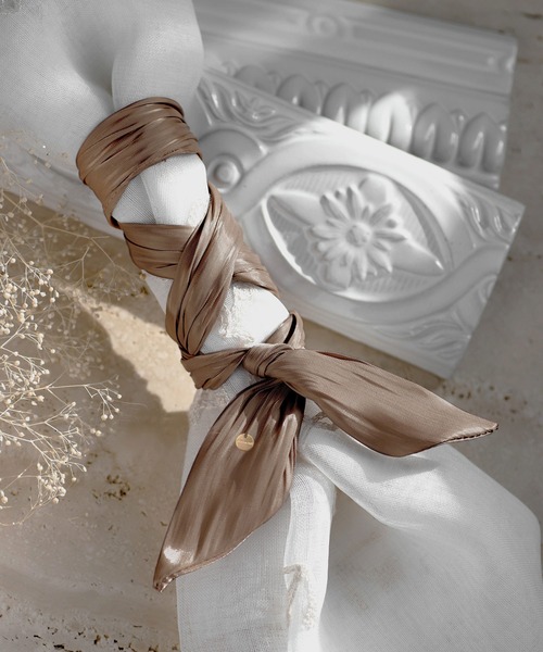 ANEMONE(アネモネ)の「リンクルサテンスピンドルポニー(ヘアバンド・レディース・グレー/ベージュ/オレンジ/カーキ/ミント/ライトブラウン/アイボリー・FREE)」の5枚目の写真