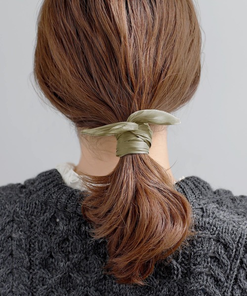 ANEMONE(アネモネ)の「リンクルサテンスピンドルポニー(ヘアバンド・レディース・グレー/ベージュ/オレンジ/カーキ/ミント/ライトブラウン/アイボリー・FREE)」の6枚目の写真