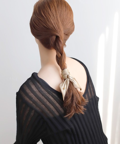 ANEMONE(アネモネ)の「リンクルサテンスピンドルポニー(ヘアバンド・レディース・グレー/ベージュ/オレンジ/カーキ/ミント/ライトブラウン/アイボリー・FREE)」の4枚目の写真