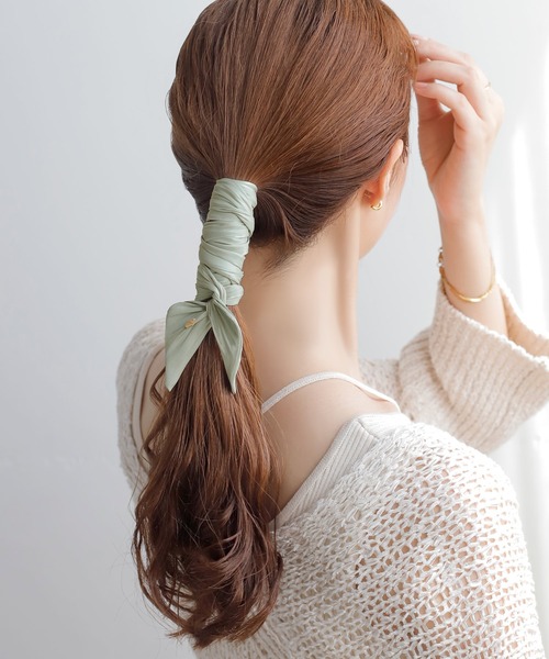 ANEMONE(アネモネ)の「リンクルサテンスピンドルポニー(ヘアバンド・レディース・グレー/ベージュ/オレンジ/カーキ/ミント/ライトブラウン/アイボリー・FREE)」の7枚目の写真