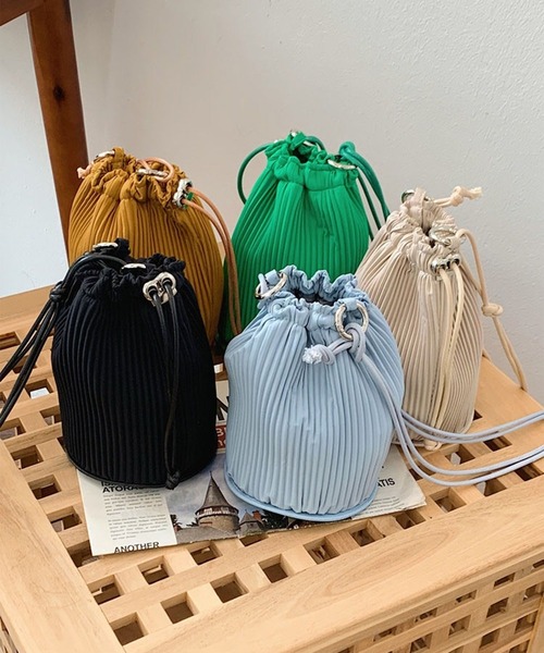 me+em select(ミームセレクト)の「【 5色展開 / 底鋲付き 】カラープリーツ巾着ショルダーバッグ(ショルダーバッグ・レディース・ブラック/ベージュ/イエロー/ブルー/グリーン・FREE)」の2枚目の写真