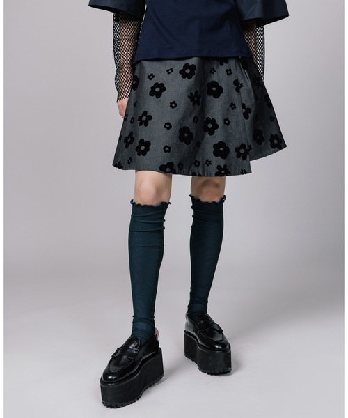 NON TOKYO(ノントーキョー)の「FLOKING FLOWER DENIM CULOTTES / NON-23S-0204(デニムパンツ・レディース・インディゴブルー/カーキ/ブラック・FREE)」の2枚目の写真