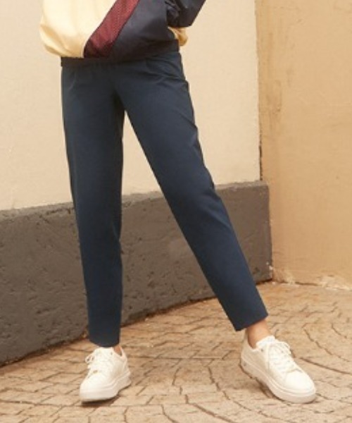 le coq sportif(ルコックスポルティフ)の「ルコック スポーツウエア レディース エアスタイリッシュパンツ(9分丈テーパード) トレーニングウエア(その他パンツ・レディース・ブラック/ネイビー/ベージュ・L/XL/S/M)」の2枚目の写真