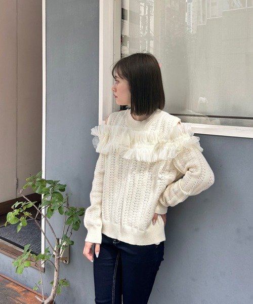 Bibiy. ビビィ✨ホワイトフリル ニット チュール　ロゴ刺繍 Twinkle;pm（トゥインクルピーエム）の「肩開きチュールフリルニット