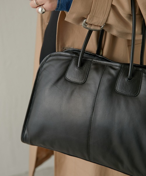 美品✨イアパピヨネ ミニボストンバッグ エンボスロゴ 2WAY ブラック レザー ear PAPILLONNER（イアパピヨネ）の「エンボスボストンバッグ L