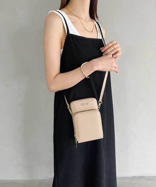 thank U more（サンキューモア）の「スクエア　スマホショルダーバッグ（ショルダーバッグ・レディース・ブルー/ブラック/ベージュ/ブラウン・FREE）」の4枚目の写真