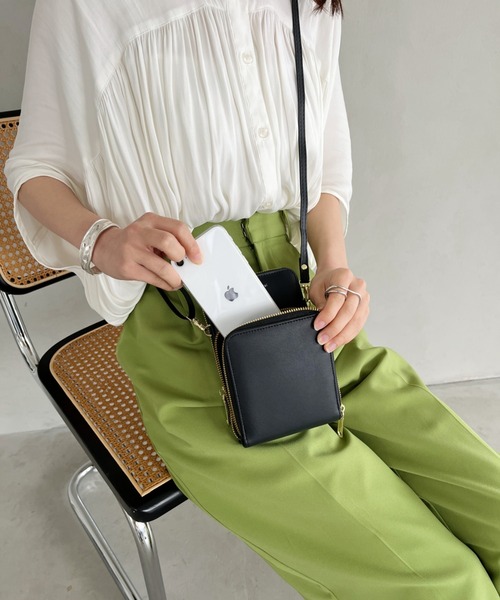 thank U more（サンキューモア）の「スクエア　スマホショルダーバッグ（ショルダーバッグ・レディース・ブルー/ブラック/ベージュ/ブラウン・FREE）」の2枚目の写真