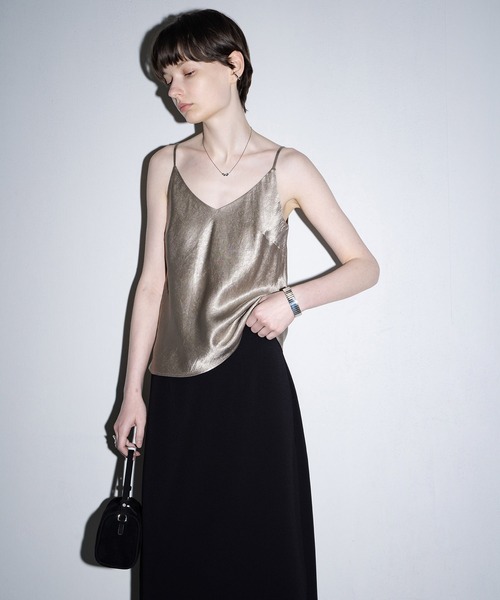 EKCOOKIES(イーケークッキーズ)の「【 EKCOOKIES 】Vネック光沢キャミソール(キャミソール・レディース・ブラック/シルバー・S/M/L)」の2枚目の写真