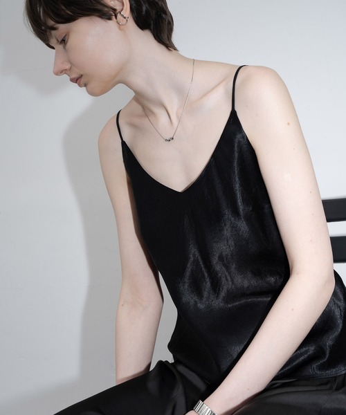 EKCOOKIES(イーケークッキーズ)の「【 EKCOOKIES 】Vネック光沢キャミソール(キャミソール・レディース・ブラック/シルバー・S/M/L)」の8枚目の写真