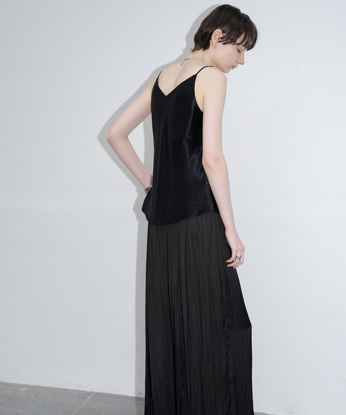 EKCOOKIES(イーケークッキーズ)の「【 EKCOOKIES 】Vネック光沢キャミソール(キャミソール・レディース・ブラック/シルバー・S/M/L)」の3枚目の写真