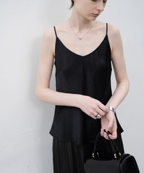 EKCOOKIES(イーケークッキーズ)の「【 EKCOOKIES 】Vネック光沢キャミソール(キャミソール・レディース・ブラック/シルバー・S/M/L)」の9枚目の写真