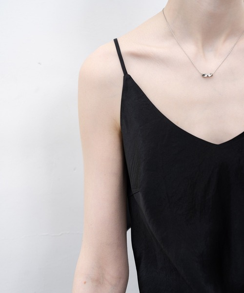 EKCOOKIES(イーケークッキーズ)の「【 EKCOOKIES 】Vネック光沢キャミソール(キャミソール・レディース・ブラック/シルバー・S/M/L)」の4枚目の写真