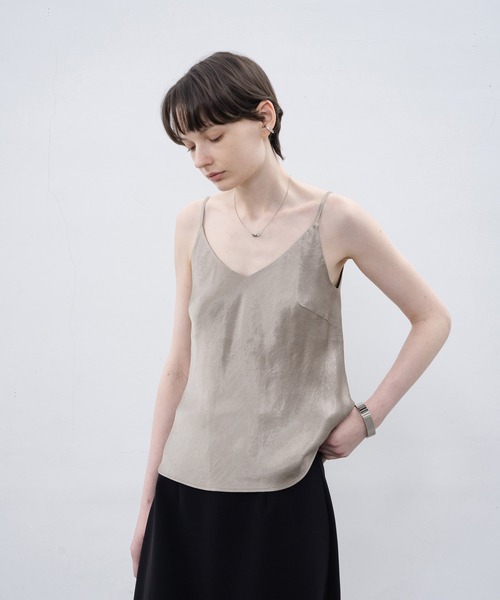 EKCOOKIES(イーケークッキーズ)の「【 EKCOOKIES 】Vネック光沢キャミソール(キャミソール・レディース・ブラック/シルバー・S/M/L)」の5枚目の写真