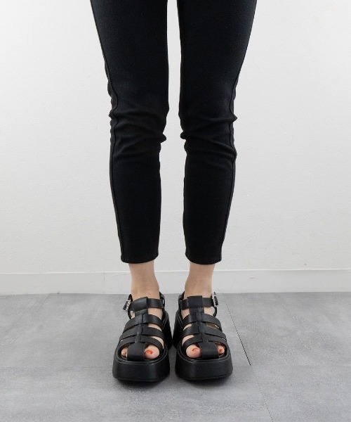 Fabby fabby（ファビィーファビィー）の「グルカワイド厚底サンダル（サンダル・レディース・ブラック/オフホワイト・MEDIUM/LARGE/SMALL）」の12枚目の写真