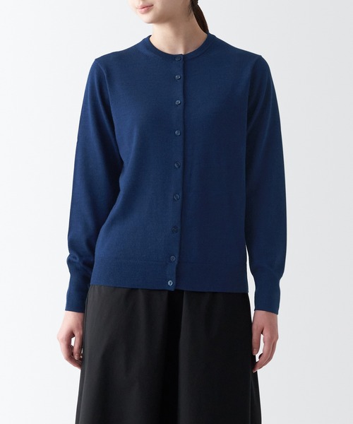 無印良品（ムジルシリョウヒン）の「洗えるウールハイゲージクルーネックカーディガン（カーディガン/ボレロ・レディース・バーガンディー/ブルー/ブラック/グレー/オートミール/ダークグレー・XL/S/L/XS/M/XXL）」の5枚目の写真