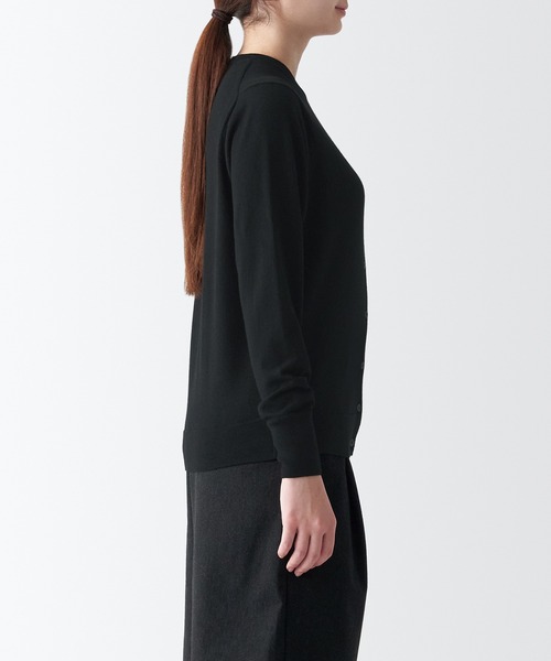 無印良品（ムジルシリョウヒン）の「洗えるウールハイゲージクルーネックカーディガン（カーディガン/ボレロ・レディース・バーガンディー/ブルー/ブラック/グレー/オートミール/ダークグレー・XL/S/L/XS/M/XXL）」の8枚目の写真