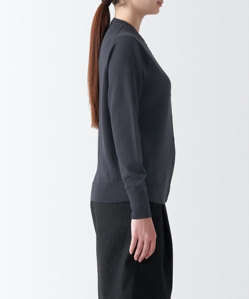 無印良品（ムジルシリョウヒン）の「洗えるウールハイゲージクルーネックカーディガン（カーディガン/ボレロ・レディース・バーガンディー/ブルー/ブラック/グレー/オートミール/ダークグレー・XL/S/L/XS/M/XXL）」の20枚目の写真