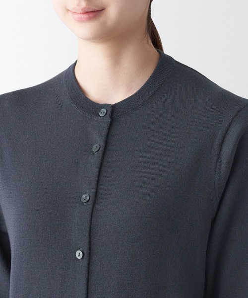 無印良品（ムジルシリョウヒン）の「洗えるウールハイゲージクルーネックカーディガン（カーディガン/ボレロ・レディース・バーガンディー/ブルー/ブラック/グレー/オートミール/ダークグレー・XL/S/L/XS/M/XXL）」の22枚目の写真