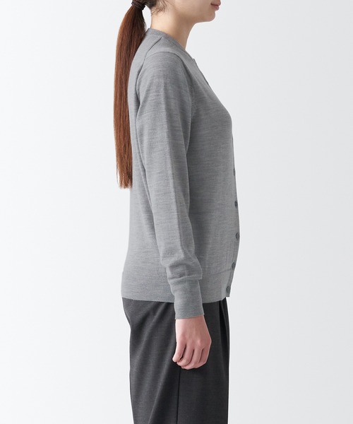 無印良品（ムジルシリョウヒン）の「洗えるウールハイゲージクルーネックカーディガン（カーディガン/ボレロ・レディース・バーガンディー/ブルー/ブラック/グレー/オートミール/ダークグレー・XL/S/L/XS/M/XXL）」の14枚目の写真