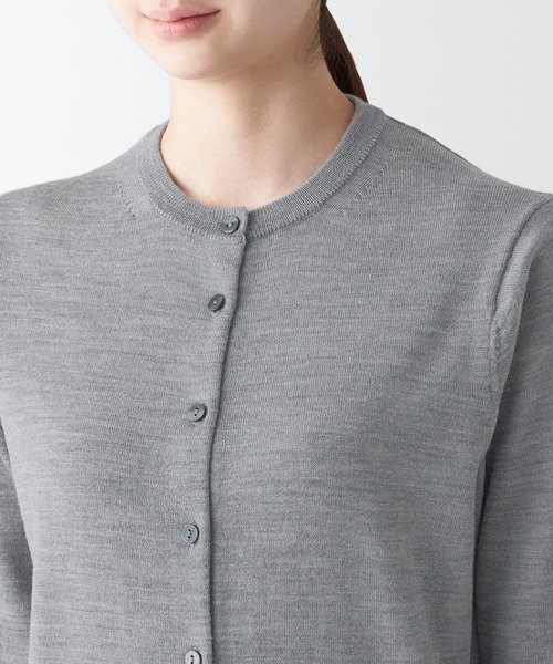 無印良品（ムジルシリョウヒン）の「洗えるウールハイゲージクルーネックカーディガン（カーディガン/ボレロ・レディース・バーガンディー/ブルー/ブラック/グレー/オートミール/ダークグレー・XL/S/L/XS/M/XXL）」の16枚目の写真